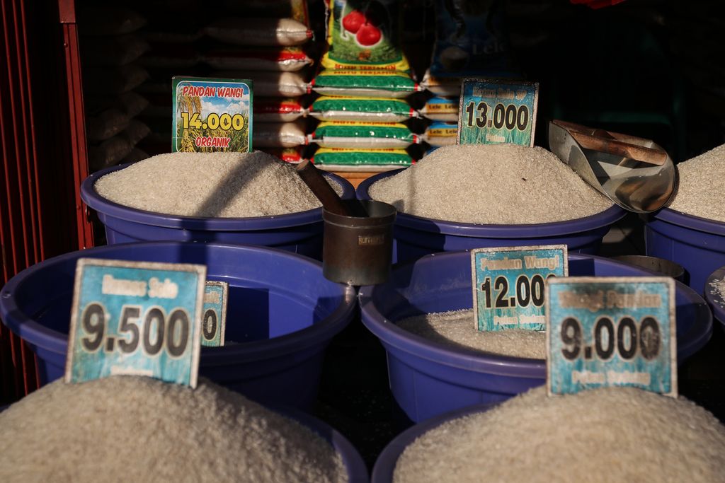 Daftar harga beras di salah satu toko beras di kawasan Kemandoran, Jakarta Selatan, Kamis (16/3/2023). Pemerintah memperbarui kebijakan tentang harga eceran tertinggi atau HET beras. Selain HET, pemerintah juga merevisi harga pembelian pemerintah atau HPP gabah dan beras. Melalui revisi ini, pemerintah berharap harga gabah di petani serta harga beras di pedagang dan konsumen berada di tingkat yang wajar. 