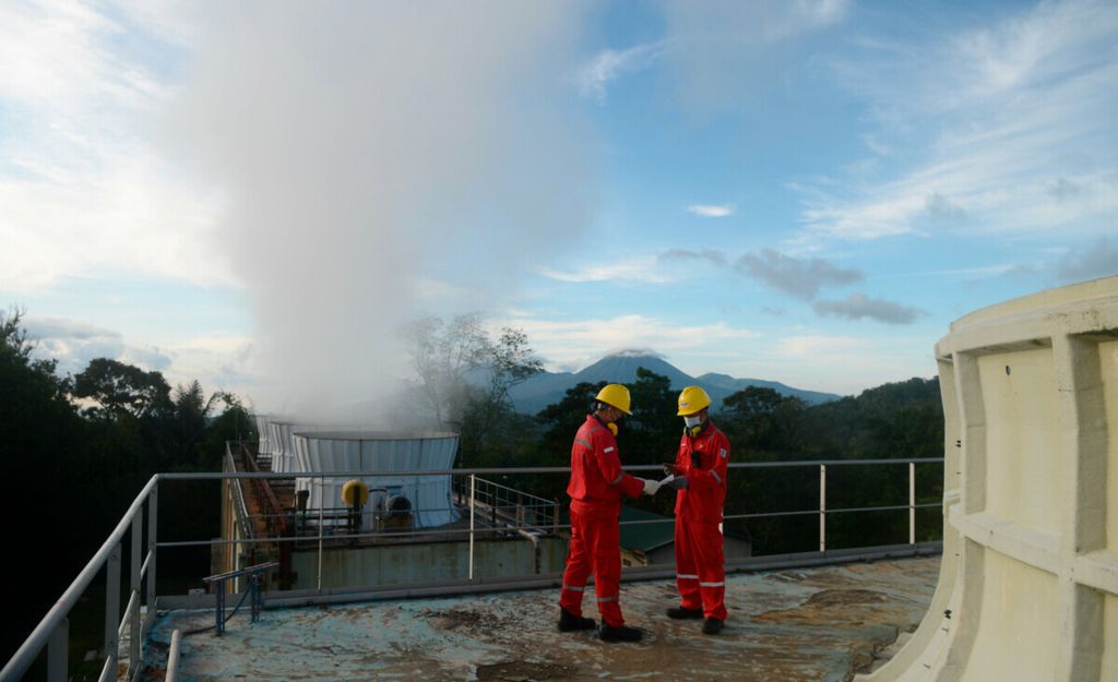 Illustration. Officers are in the boiler chimney area at the Lahendong Geothermal Power Plant (PLTP) in Tompaso, Minahasa Regency, North Sulawesi, Wednesday (29/9/2021). Geothermal development is part of utilizing clean, environmentally friendly energy.