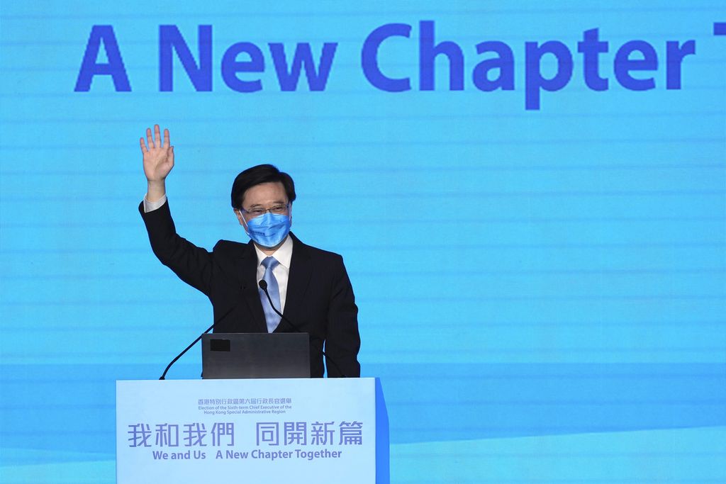 John Lee  dipastikan menjadi Pemimpin Eksekutif Hong Kong yang baru menggantikan Carrie Lam yang menolak memperpanjang masa jabatannya. Lee, dalam foto yang diambil pada 6 Mei 2022, bersama sejumlah pendukungnya berkampanye untuk menegaskan dukunganwalau restu Beijing dinilai sudah cukup.