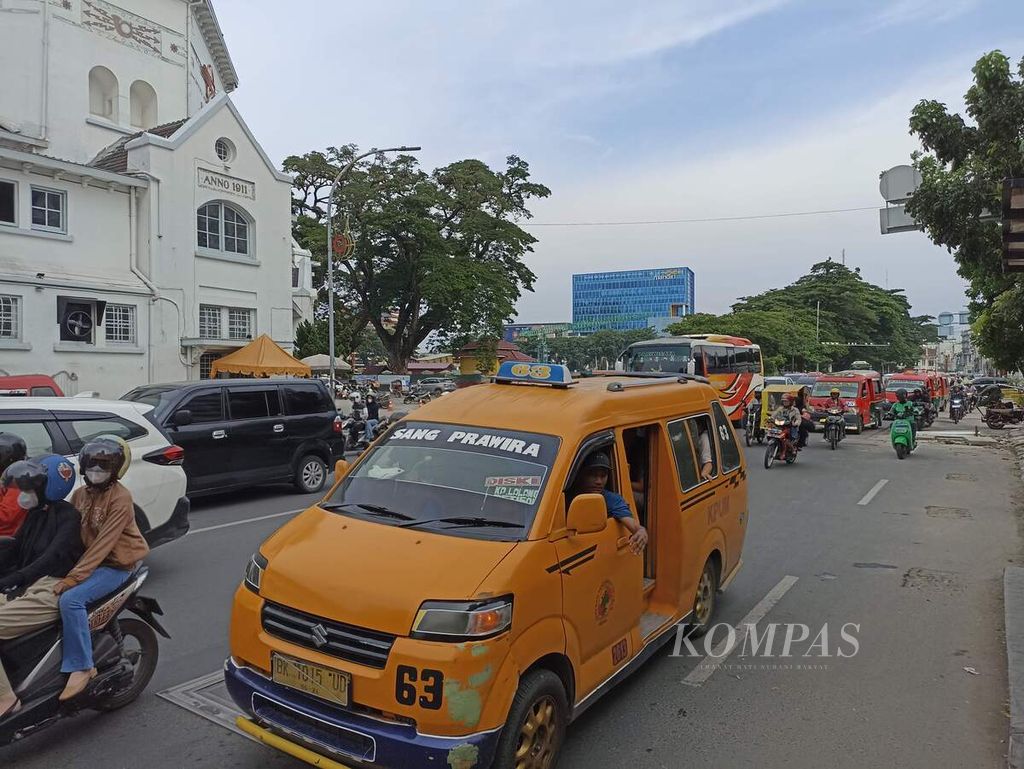 Angkutan kota melintas di Jalan Balai Kota, Medan, Sumatera Utara, Jumat (8/9/2023). Kementerian Perhubungan akan membangun 17 koridor bus rapid transit (BRT) yang akan dilayani 551 bus di Medan, Binjai, dan Deli Serdang.
