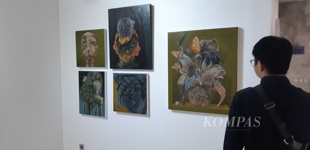 Pengunjung melihat rangkaian lukisan karya Gilang Fradika, Sabtu (9/3/2024), dalam pameran lukisan duo Dian Suci dan Gilang Fradika yang bertajuk Tablo!.<i></i>