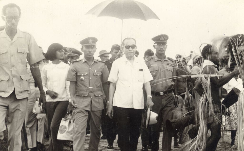 Bung Hatta pada 6 Juni 1970 mengunjungi Tanah Merah, Irian Barat (kini Papua), tempat di mana ia pernah diasingkan. Tanggal 28 Januari 1935 Bung Hatta diasingkan di Tanah Merah karena dituduh menentang Belanda. Setahun kemudian tempat pengasingan dipindah ke Banda Neira.