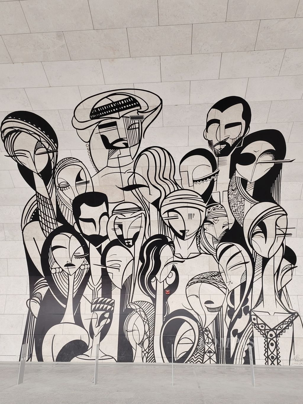 Lukisan tentang penduduk Qatar yang berada di kawasan Stasiun Metro Msheireb, Doha, Qatar, akhir November lalu. Qatar mengagungkan kesenian dengan melengkapi tempat-tempat umum dengan instalasi karya seni. 