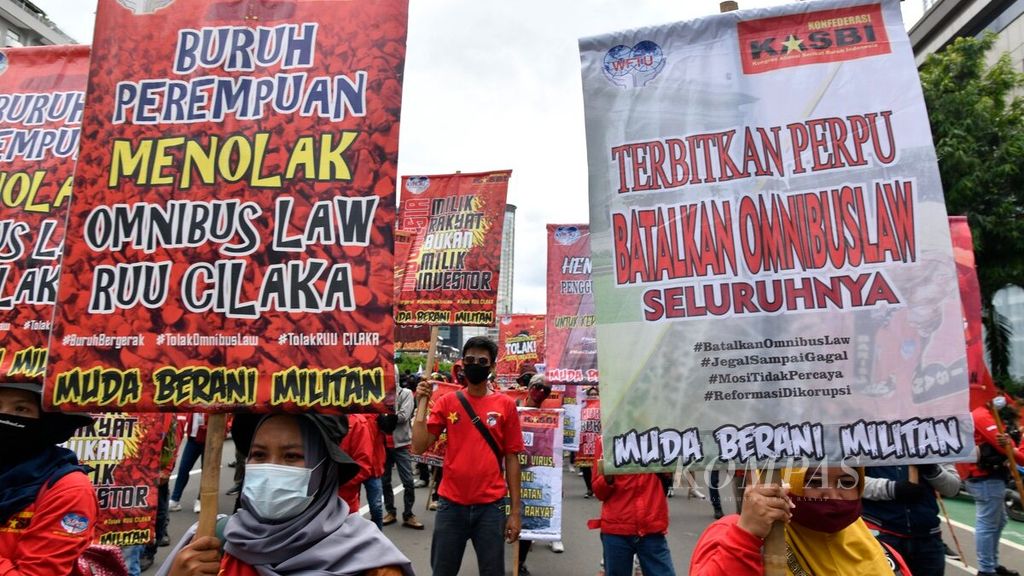 Poster bertuliskan penolakan atas UU Cipta Kerja dibawa massa buruh saat melakukan aksi bersama menolak UU CIpta Kerja di Jakarta, Kamis (22/10/2020). Pasca pengesahan RUU CIpta Kerja oleh DPR pada awal Oktober lalu, gelombang aksi penolakan terus disuarakan oleh para buruh dan elemen masyarakat di Jakarta dan sejumlah daerah lain di Indonesia.