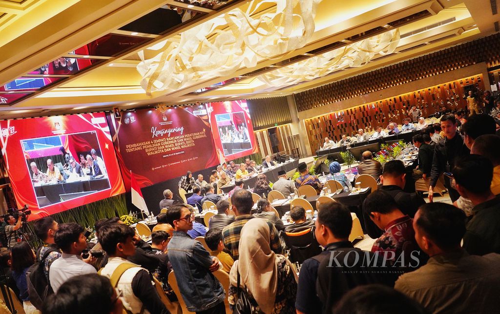 Suasana saat digelar rapat konsinyering pembahasan empat Rancangan Peraturan Komisi Pemilihan Umum tentang pemilihan gubernur dan wakil gubernur, bupati dan wakil bupati, wali kota dan wakil wali kota pada Pilkada 2024 di Hotel Ayana, Jakarta, Sabtu (24/8/2024) malam. 