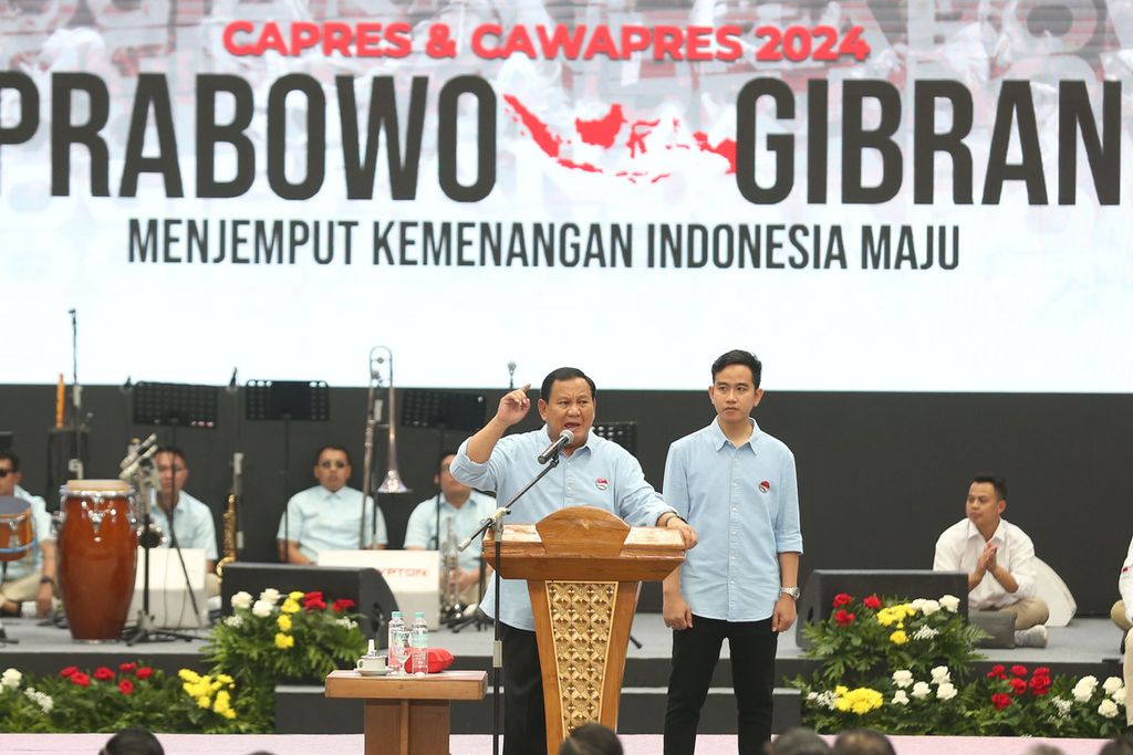 Calon presiden-wakil presiden, Prabowo Subianto-Gibran Rakabuming Raka, berpidato di Indonesia Arena, Jakarta, Rabu (25/10/2023). 