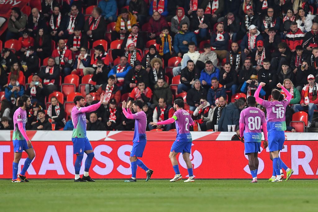 Para pemain AC Milan merayakan gol yang dicetak ke gawang Slavia Praha pada laga kedua babak 16 besar Liga Europa di Stadion Eden Arena, Praha, Ceko, Jumat (15/3/2024) dini hari WIB. AC Milan menekuk tuan rumah Slavia Praha, 3-1.