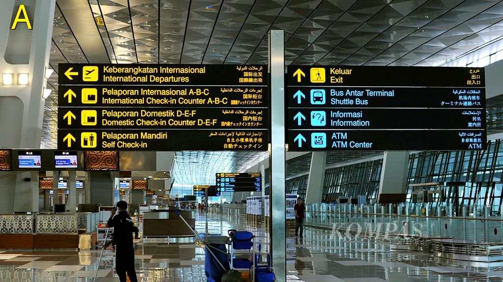 Suasana di pintu keberangkatan internasional Terminal 3 Bandara Soekarno-Hatta, Tangerang, Banten, Senin (24/4). PT Angkasa Pura II selaku pengelola bandara terus menyelesaikan persiapan akhir pengoperasian Terminal 3 sebagai terminal internasional.