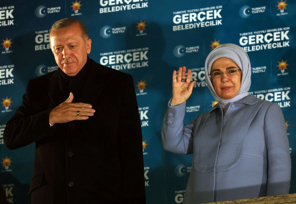 Presiden Turki dan pemimpin Partai Keadilan dan Pembangunan (AKP) Recep Tayyip Erdogan bersama istrinya, Emine Erdogan, menyampaikan pidato kepada pendukungnya setelah pemilihan kepala daerah di Markas Besar Partai AKP di Ankara, 1 April 2024. 