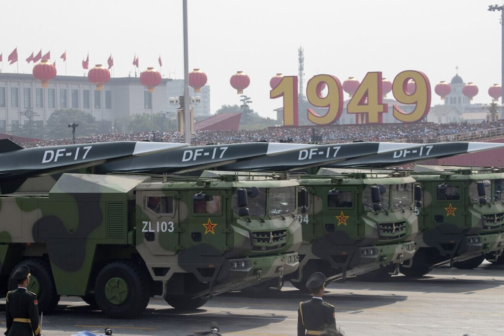 Peluncur hipersonik China, Dongfeng-17 (DF-17), dipamerkan dalam parade militer untuk merayakan 70 tahun berdirinya Republik Rakyat China di Beijing, Selasa (1/10/2019). China mengembangkan aneka persenjataan canggih dan sebagian lebih unggul dari Amerika Serikat. 