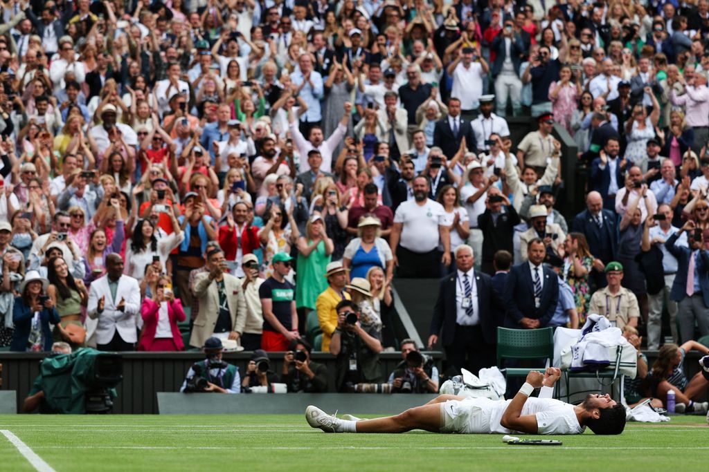 Carlos Alcaraz meluapkan kegembiraan usai mengalahkan Novak Djokovic pada laga final Grand Slam Wimbledon di The All England Tennis Club, Wimbledon, Inggris, Minggu (16/7/2023). 
