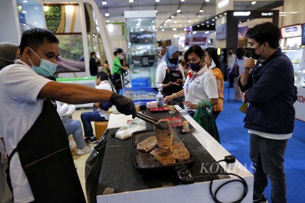 <i>Chef</i> mendemonstrasikan cara memasak steak di salah satu gerai peserta pameran Trade Expo Indonesia (TEI) ke-37 yang digelar oleh Kementerian Perdagangan di ICE, BSD City, Tangerang, Banten, Rabu (19/10/2022). Transaksi TEI 2022 ditargetkan mencapai 10 miliar dollar AS. TEI tahun ini diikuti 795 pelaku usaha ekspor dan 2.288 pembeli potensial dari 176 negara.