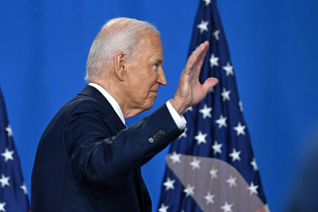 Presiden Amerika Serikat Joe Biden meninggalkan panggung setelah berpidato di sela KTT NATO di Washington DC, AS pada 11 Juli 2024