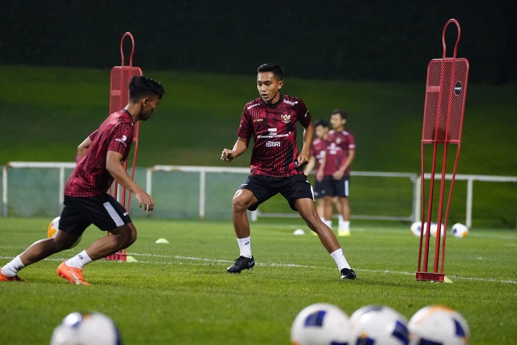 Pemain tim Indonesia U-23 berlatih di lokasi pemusatan latihan di lapangan Stadion Humaidal Tayer, kompleks Al Nasr SC Dubai, Uni Emirat Arab, sejak Selasa (2/4/2024).