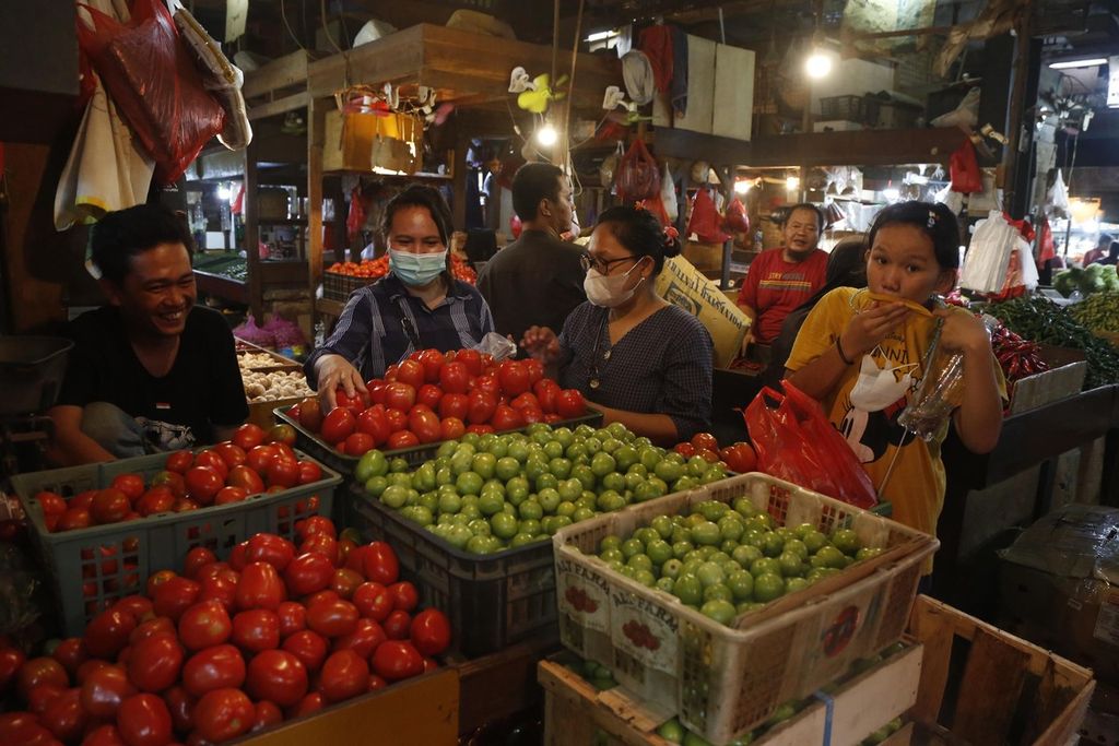 Pedagang bahan pangan melayani pembeli di Pasar Senen, Jakarta, Kamis (29/6/2023). Kenaikan harga pangan menjadi salah satu faktor pemicu meningkatnya pengeluaran per kapita penduduk Indonesia. 