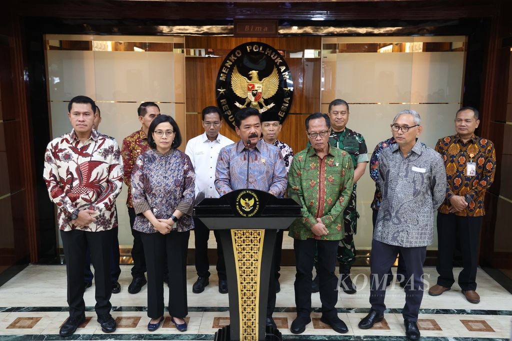 Menko Polhukam Hadi Tjahjanto (tengah) dan Menteri Keuangan Sri Mulyani Indrawati (kedua dari kiri) dalam konferensi pers penyerahan aset eks BLBI kepada sembilan kementerian/lembaga di kantor Kemenko Polhukam, Jakarta, Jumat (5/7/2024).