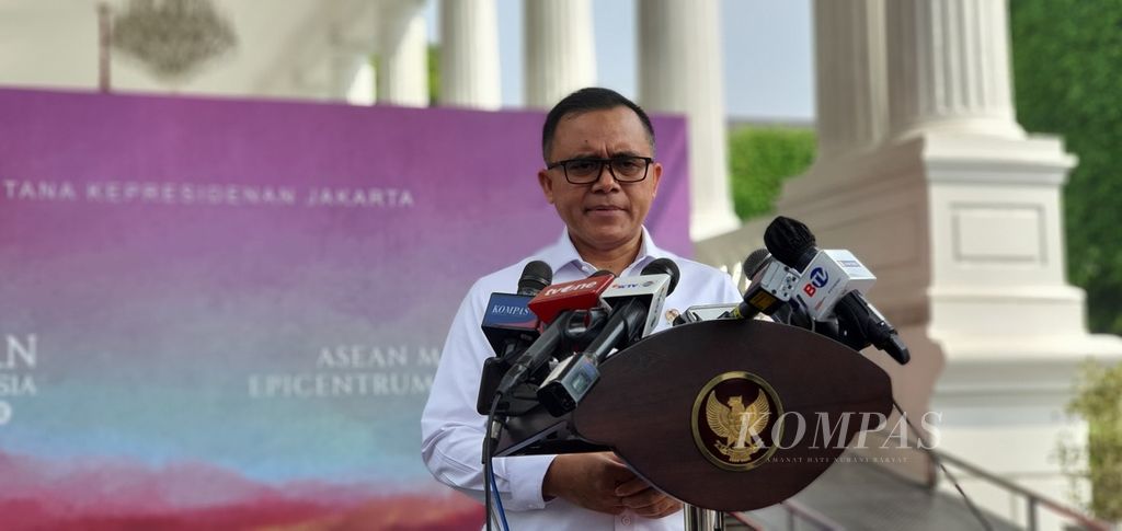 Menteri Pendayagunaan Aparatur Negara dan Reformasi Birokrasi Abdullah Azwar Anas menyampaikan rencana seleksi CPNS 2023 kepada wartawan di Kompleks Istana Kepresidenan, Jakarta, Senin (12/6/2023).