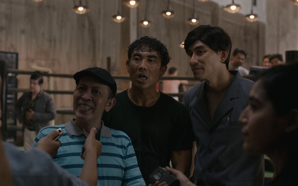 Rio Tambunan (Yayu AW Unru), Ellyas Pical (Denny Sumargo), dan sang promotor, Boy Bolang (Darius Sinathrya), dalam serial biopik <i>Ellyas Pical.</i>