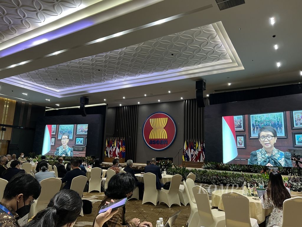 Konvensi Hukum Laut Internasional (UNCLOS) masih sangat relevan dan bahkan jauh lebih dibutuhkan untuk menavigasi persaingan negara-negara besar di kawasan, termasuk di Asia Tenggara. Hal demikian dikatakan Menlu Retno Marsudi saat berbicara pada seminar 40 tahun UNCLOS di Sekretariat ASEAN di Jakarta, Selasa (29/11/2022).