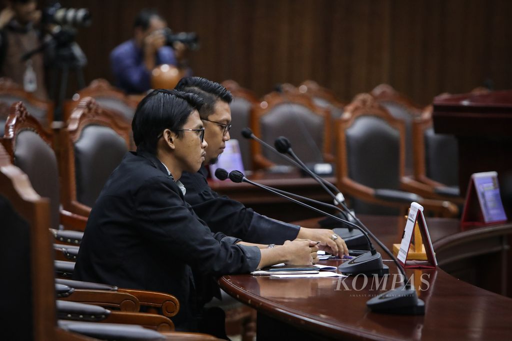 Pemohon gugatan UU Pemilu, Brahma Aryana (kiri), dan kuasa hukumnya, Viktor Santoso Tandiasa (kanan), mengikuti sidang di Gedung Mahkamah Konstitusi (MK), Jakarta, Rabu (8/11/2023). 