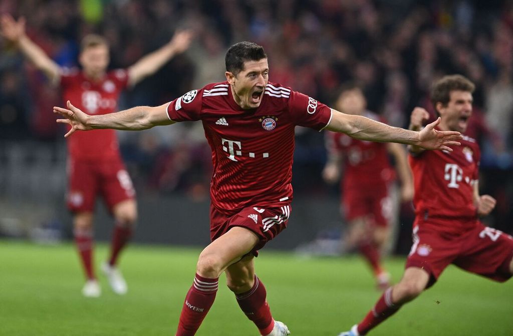 Penyerang Bayern Muenchen, Robert Lewandowski, melakukan selebrasi setelah mencetak gol dalam pertandingan kedua perempat final Liga Champions Eropa antara Bayern Muenchen dan Villarreal di Muenchen, Jerman, Rabu (13/4/2022) dini hari. 