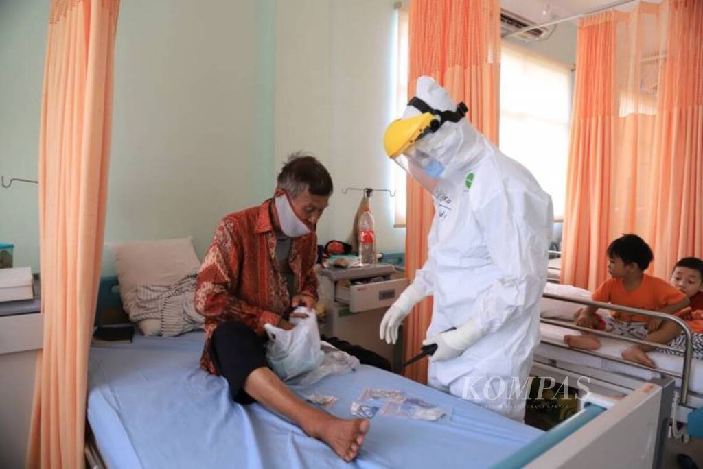 Pasien positif Covid-19 menjalani perawatan di RSUD Kota Tangerang, Banten, pada 2021. Keterisian tempat tidur perawatan di Kota Tangerang menembus 90 persen sehingga dilakukan penambahan tempat tidur dan pembatasan aktivitas warga sekaligus tes, lacak, dan rawat.