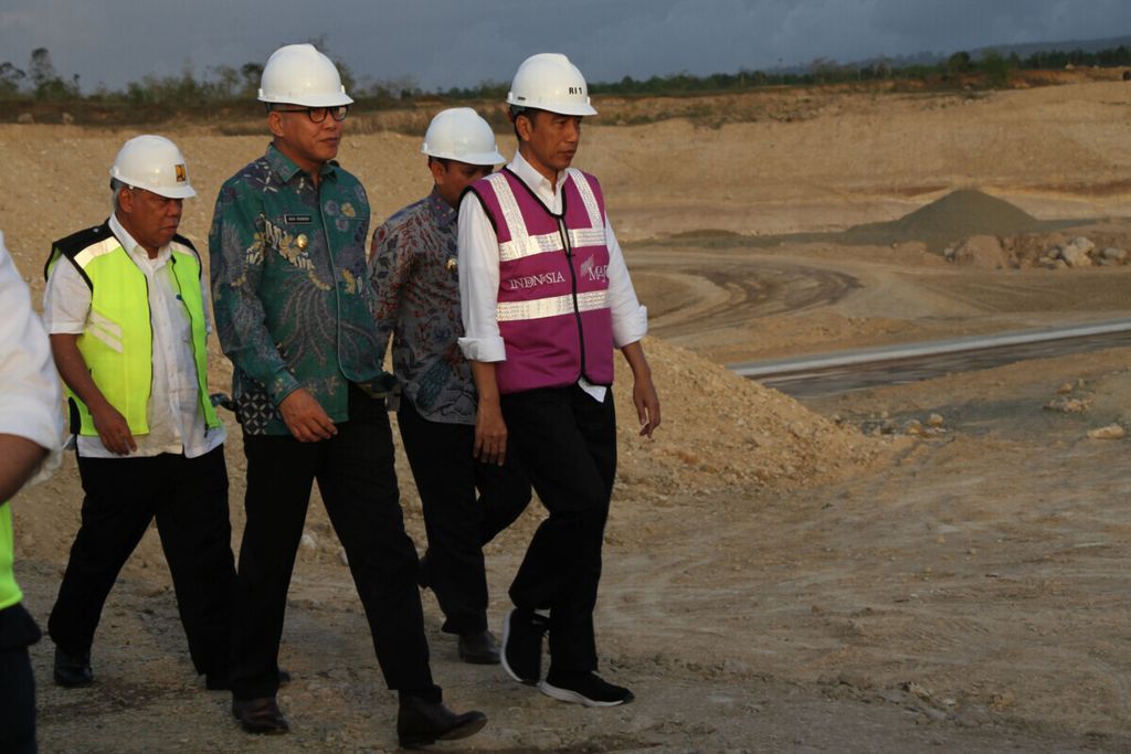 Presiden Joko Widodo meninjau pembangunan jalan tol Banda Aceh-Sigli di Kecamatan Blang Bintang, Kabupaten Aceh Besar, Jumat (21/2/2020).