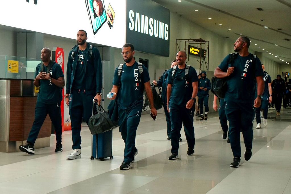 Para pemain timnas bola basket Perancis, termasuk <i>center </i>Rudy Gobert (dua dari kiri), tiba di Indonesia melalui Bandara Soekarno-Hatta, Tangerang, Banten, Selasa (22/8/2023) sore.