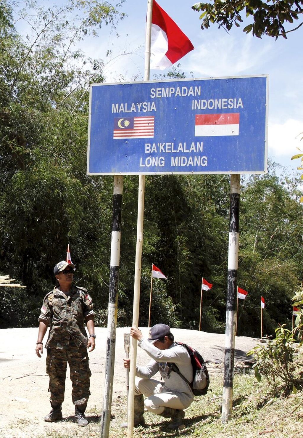 Pemasangan Bendera Merah Putih perbatasan Indonesia-Malaysia di Long Midang, Kecamatan Krayan, Kabupaten Nunukan, Kalimantan Utara. 
