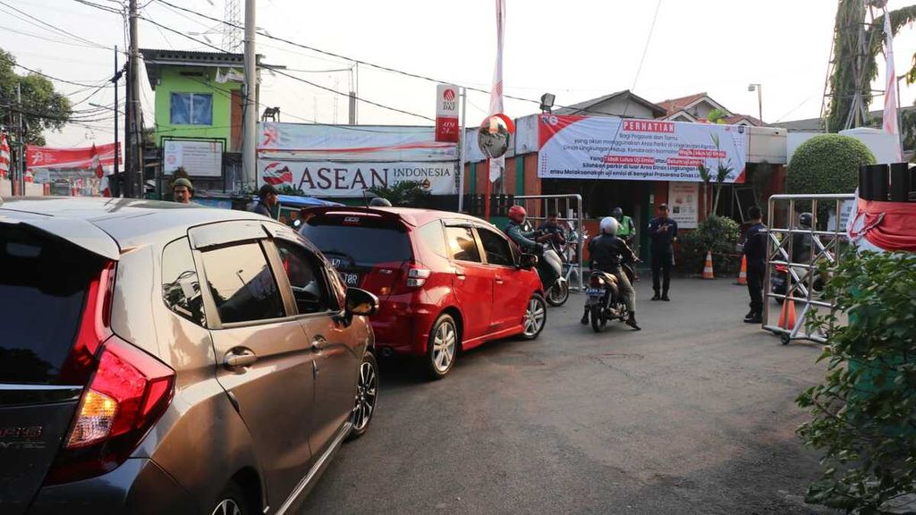 Tampak antrean kendaraan yang hendak parkir di perkantoran Dinas Lingkungan Hidup DKI Jakarta menyusul kebijakan larangan parkir bagi kendaraan yang belum atau tidak lulus uji emisi di lingkungan perkantoran Dinas Lingkungan Hidup DKI Jakarta yang dimulai pada Senin (21/8/2023).