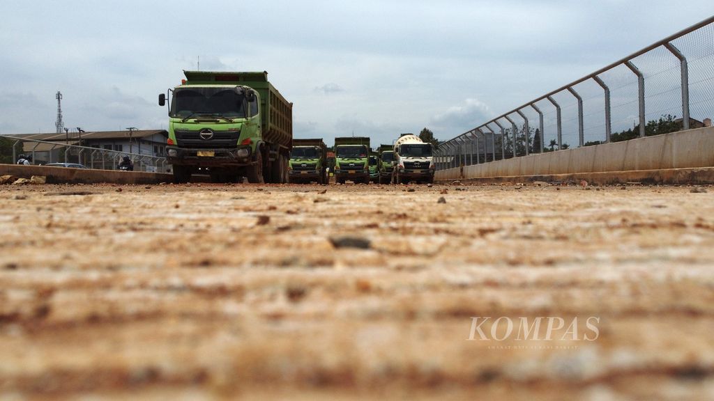 Truk-truk yang digunakan untuk mengangkut material pembangunan Jalan Tol Cinere-Jagorawi (Cijago) Seksi 3 di kawasan Limo, Depok, Jawa Barat, Kamis (13/4/2023). Ruas ini merupakan bagian dari Jakarta Outer Ring Road (JORR) 2. Tol Cijago Seksi 3 membentang sepanjang 5,44 kilometer dari Cinere hingga Kukusan di Kota Depok. Jalan Tol Cijago membentang sepanjang 14,64 km yang terdiri terdiri tiga seksi. Tol Cijago dibangun dengan total investasi sebesar Rp 3,21 triliun, sedangkan biaya konstruksi sebesar Rp 1,2 triliun. 