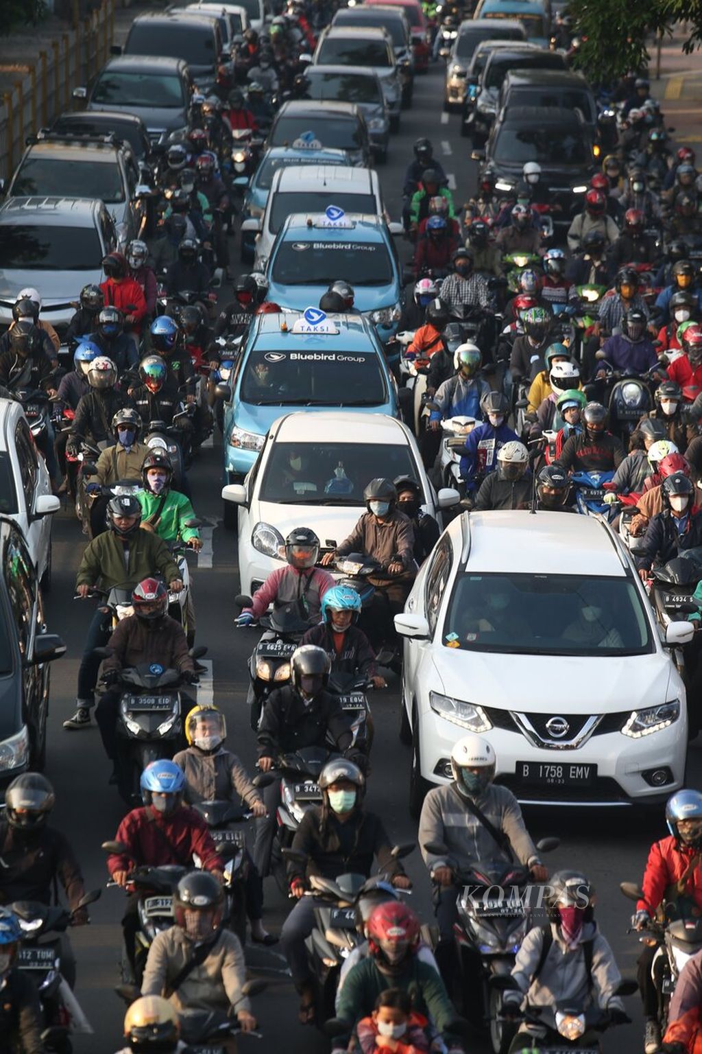 Tampak kepadatan lalu lintas di Jalan Raya Lenteng Agung, Jakarta Selatan, Senin (8/6/2020). 