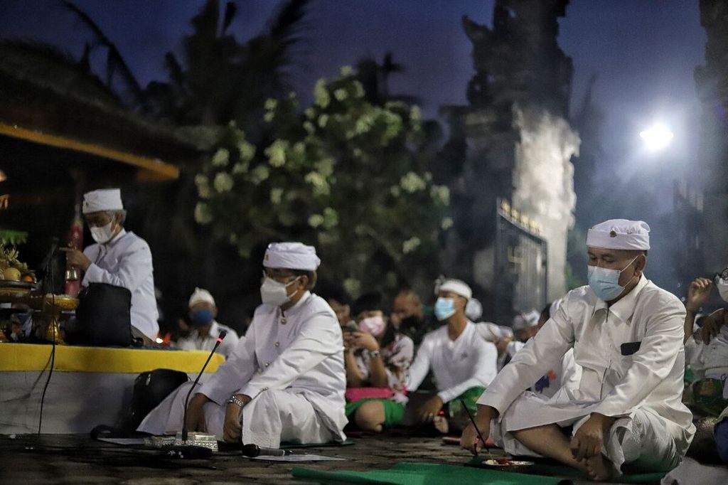 Umat Hindu menggelar upacara Pengerupukan di Pura Vira Chandra Dharma di Secapa AD Hegarmanah Kota Bandung, untuk memperingati hari raya Nyepi, Rabu (2/3/2022). Lewat doa, umat berharap dunia segera lepas dari pandemi Covid-19.