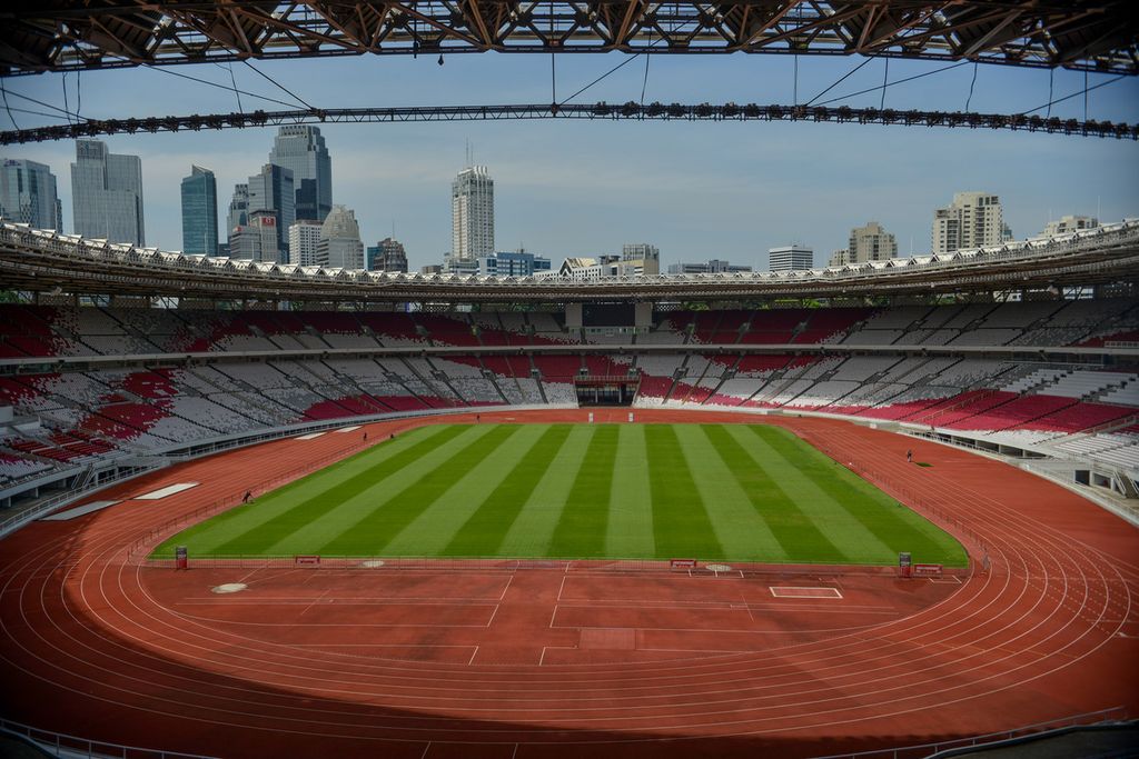 Rumput Stadion Utama Gelora Bung Karno (GBK), Jakarta, yang sudah mulai kembali menghijau pada Kamis (6/4/2023). Stadion Utama GBK menjadi salah satu tempat yang akan digunakan sebagai lokasi penyelenggaraan Piala Dunia U-20 2023. Setelah batal menjadi tuan rumah Piala Dunia U-20, Indonesia ditunjuk FIFA menjadi tuan rumah Piala Dunia U-17 2023.