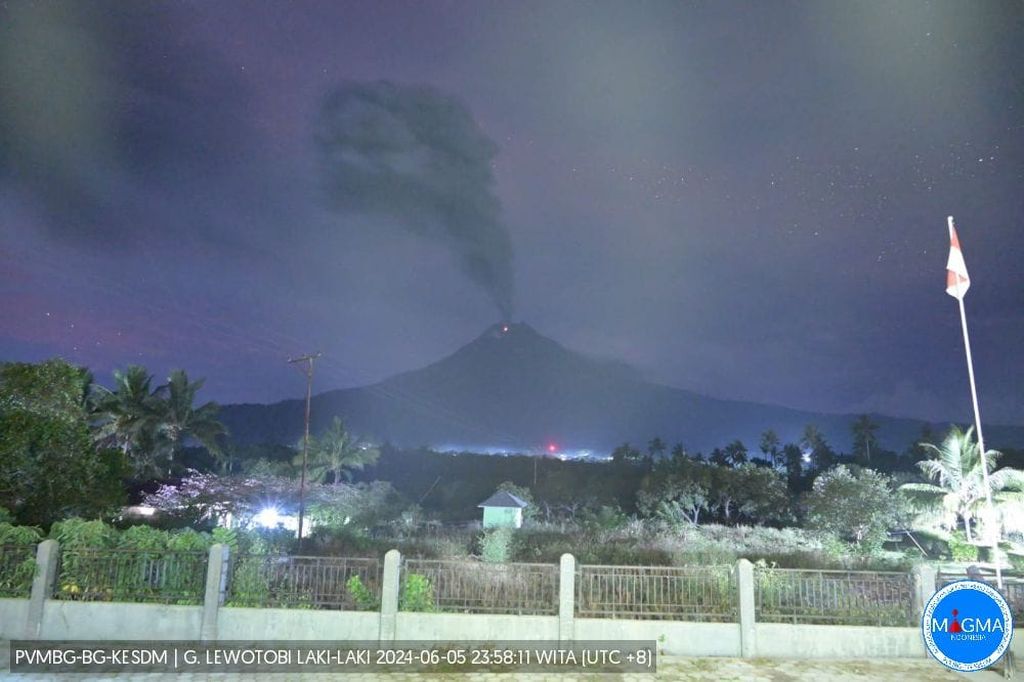 Erupsi Gunung Lewotobi Laki-laki di Kabupaten Flores Timur, Nusa Tenggara Timur, pada Kamis (6/6/2024) dini hari.