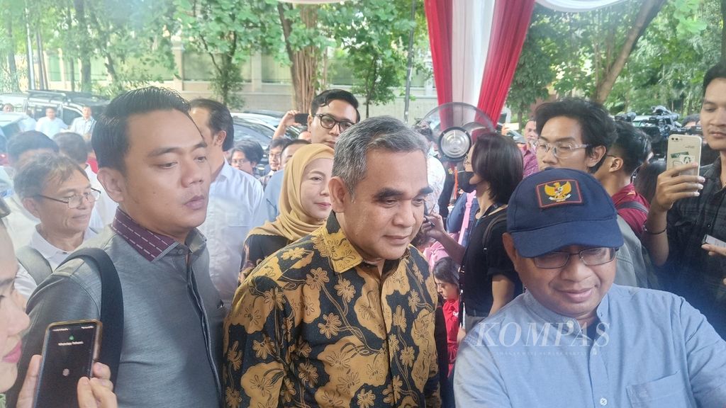 Sekretaris Jenderal Partai Gerindra Ahmad Muzani di kediaman calon presiden nomor urut 2, Prabowo Subianto, di Jalan Kertanegara IV, Jakarta, Rabu (20/3/2024).