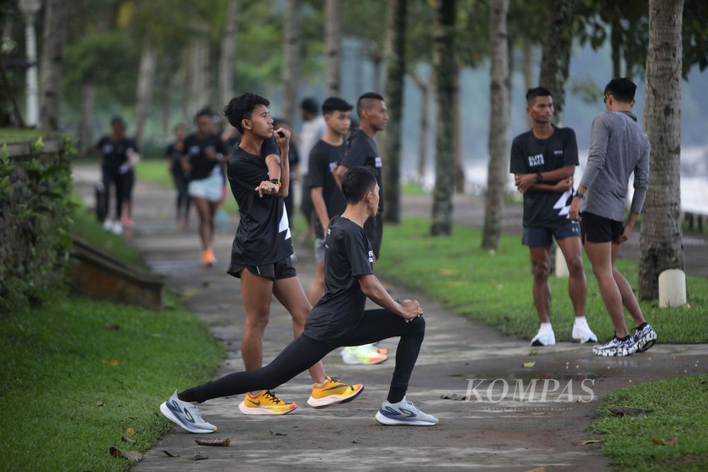 Peserta Borobudur Marathon 2022 Powered by Bank Jateng kategori <i>elite race</i> pemanasan sebelum berlari ringan di Kompleks Hotel Puri Asri, Magelang, Jawa Tengah, Jumat (11/11/2022). 