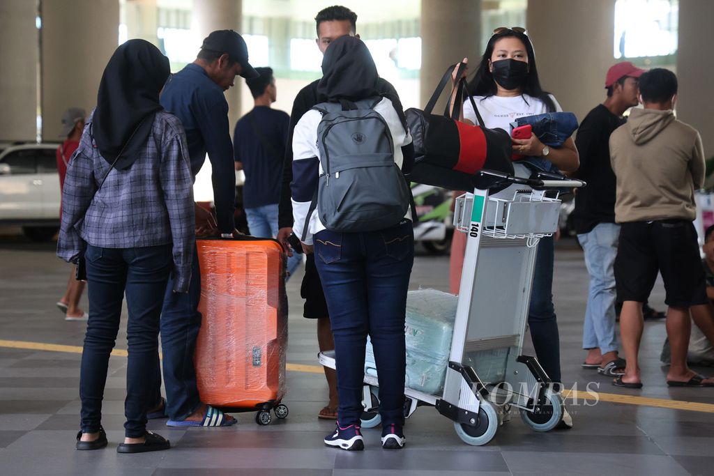 Pekerja migran Indonesia yang melakukan perjalanan mudik tiba di Bandara Internasional Yogyakarta, Kulon Progo, DI Yogyakarta, Senin (17/4/2023).
