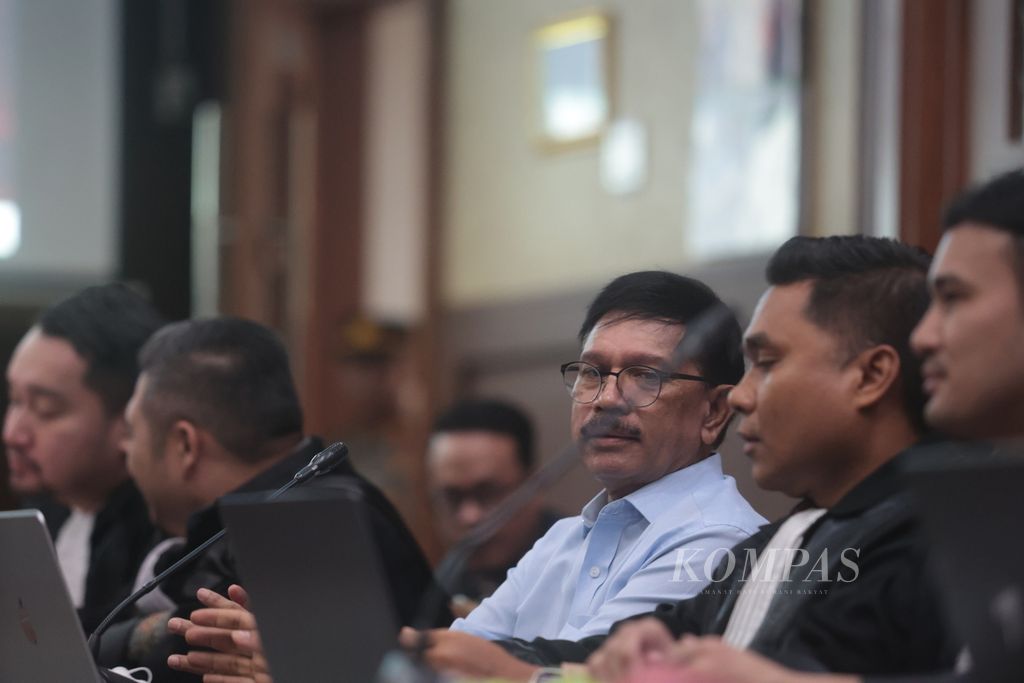 Terdakwa bekas Menteri Komunikasi dan Informatika (Kominfo) Johnny G Plate mengikuti sidang lanjutan kasus dugaan korupsi pembangunan menara <i>base transceiver station </i>atau BTS 4G Bakti Kementerian Komunikasi dan Informatika, di Pengadilan Tindak Pidana Korupsi, Jakarta, Rabu (11/10/2023). 