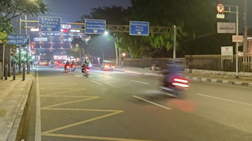 Arus kendaraan di ruas jalan di sekitar Suryakencana-Bogor Trade Mall terpantau lancar, Rabu (10/5/2023). Sejak pemberlakuan sistem dua arah, kendaraan dan angkot tidak boleh parkir dan berhenti lama di ruas jalan itu.