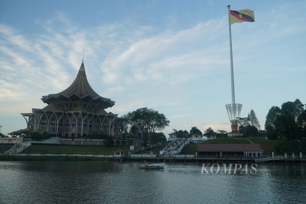 Suasana senja di sekitar Gedung Dewan Undangan Negeri Sarawak dan Dataran Ibu Pertiwi di tepian Sungai Sarawak, kota Kuching, Sarawak, Malaysia, Sabtu (24/2/2024). 