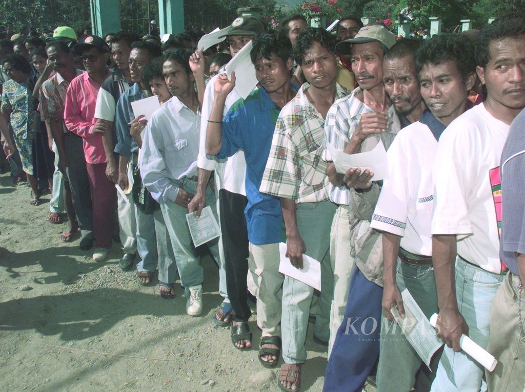 Thousands of residents of Dili queued up to participate in the referendum in East Timor on Monday (30/8/1999).
