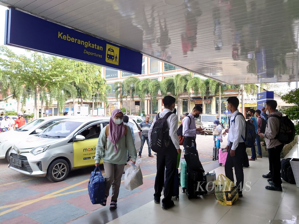 Pelayanan kereta api penumpang di Stasiun Tanjung Karang, Bandar Lampung,  Selasa (8/11/2022). 
