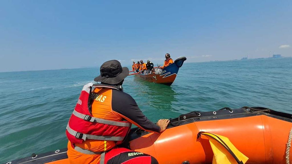 Tim SAR gabungan mencari seorang nelayan pencari ubur-ubur yang dikabarkan hilang di Pantai Bunton, Cilacap, Jawa Tengah, Rabu (11/10/2023).