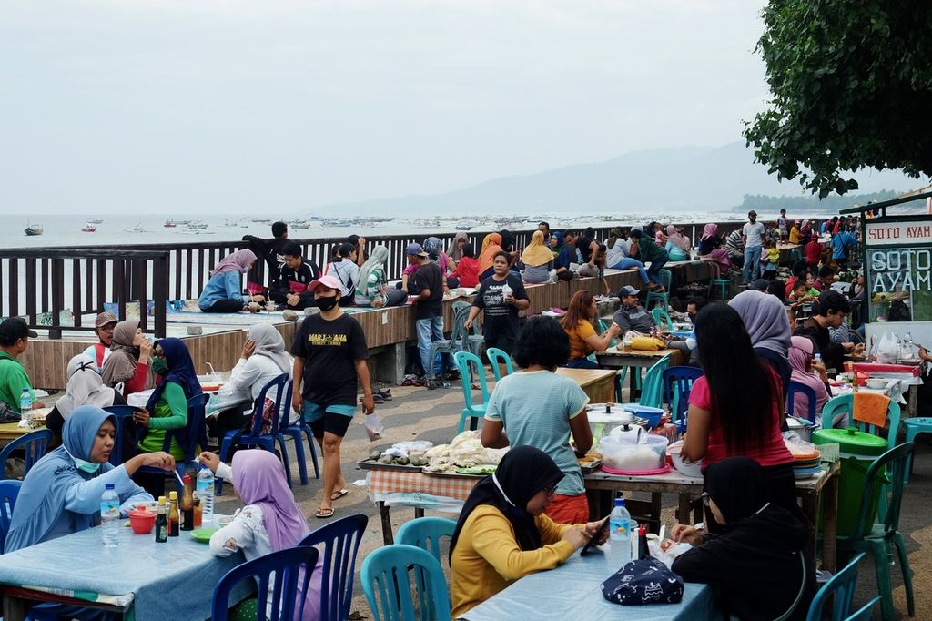 Suasana Pantai Ampenan, Kota Mataram, Nusa Tenggara Barat, yang dipadati pengunjung, Minggu (19/7/2020) pagi. 