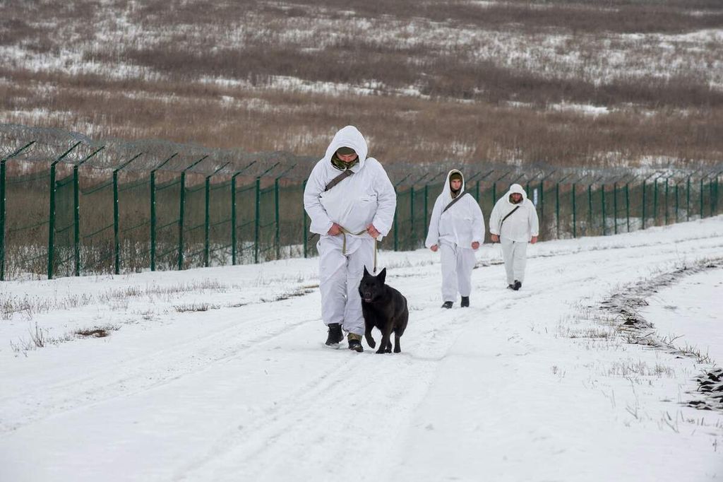Pasukan penjaga perbatasan Ukraina tengah berpatroli di pagar perbatasan Ukraina-Rusia, sekitar 40 kilometer dari Kharkiv pada Rabu (16/2/2022).