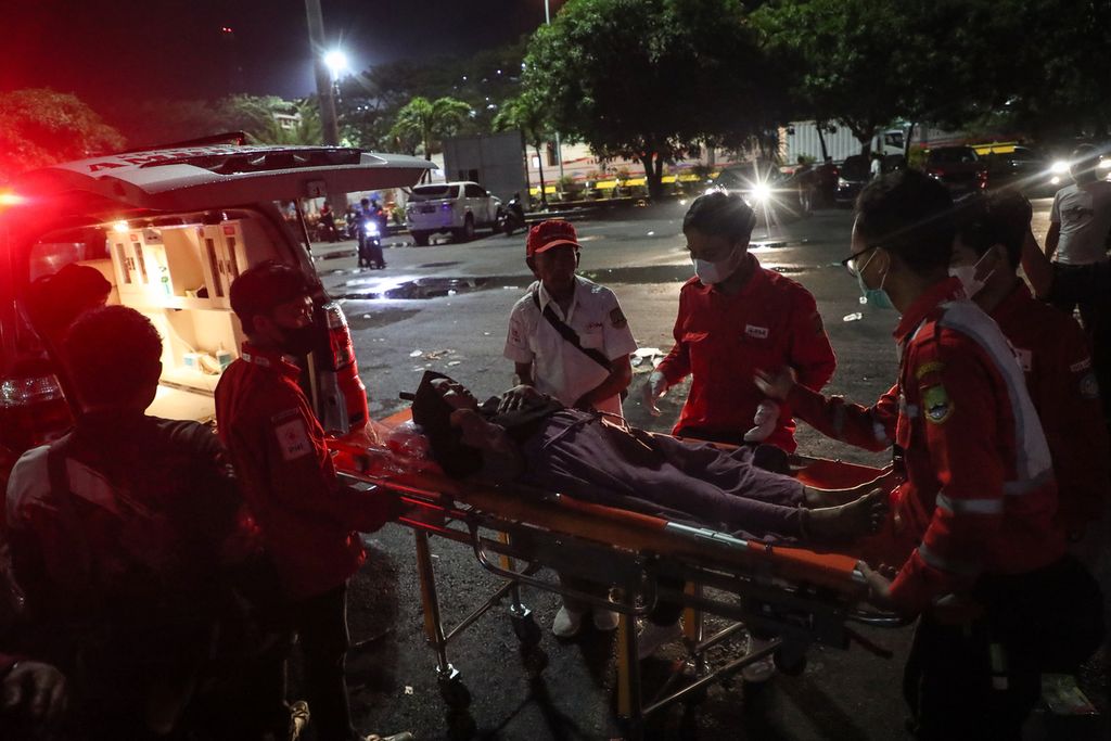 Tim medis membawa penumpang KMP Royce 1 yang sakit menuju ambulans di Pelabuhan Merak, Cilegon, Banten, Sabtu (6/5/2023). KMP Royce 1 dilaporkan terbakar setelah 40 menit bertolak dari Dermaga III Pelabuhan Merak. Semua penumpang dilaporkan selamat.  
