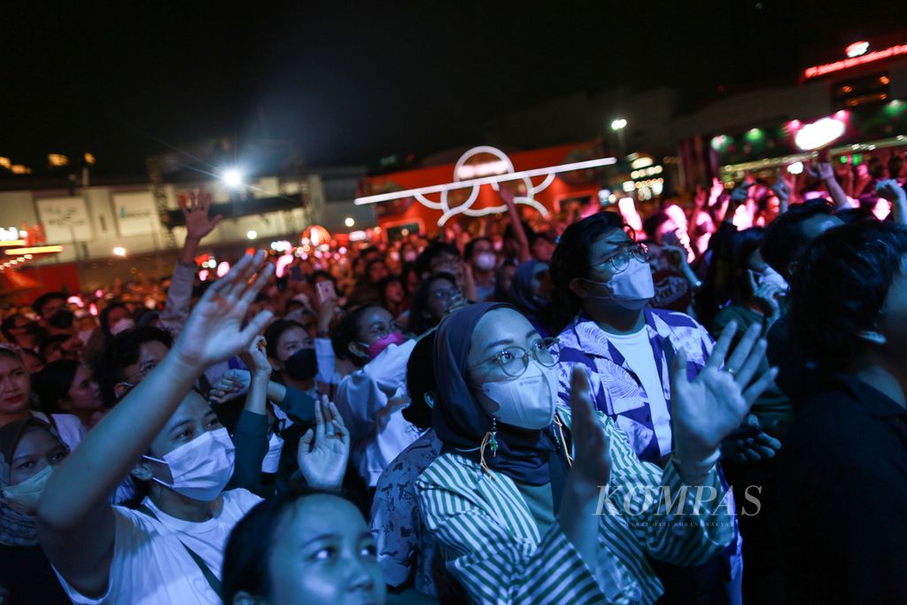 Antusias penonton menyaksikan penampilan grup musik Maliq & D'Essentials dalam perhelatan Jakarta International BNI Java Jazz Festival XVII di Jakarta International Expo Kemayoran, Jakarta Puusat, Jumat (27/5/2022) malam. 