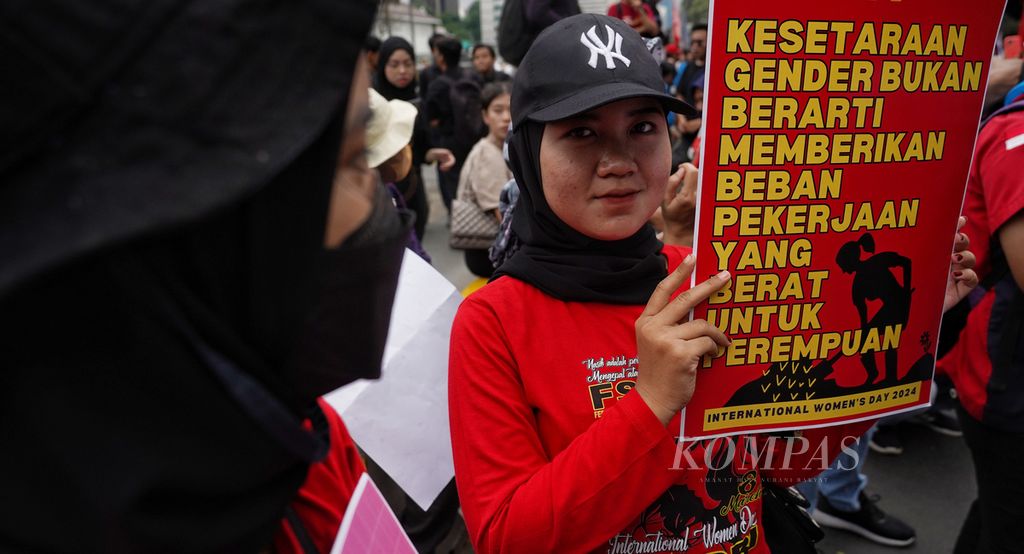 Poster berisi pesan aksi yang dibawa para perempuan buruh saat menggelar aksi Peringatan Hari Perempuan Internasional di kawasan Patung Arjuna Wijaya, Jakarta, Jumat (8/3/2024). 