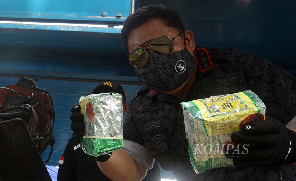 Kepala Badan Narkotika Nasional (BNN) Komisaris Jenderal Petrus Reinhard Golose menunjukkan paket narkotika jenis sabu sebelum dimusnahkan di halaman Kantor BNN Kota, Jakarta Utara, Kamis (9/6/2022).